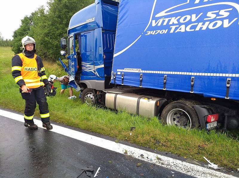 Dopravní nehoda v nechvalně známém esíčku u Hazlova zablokovala spojnici mezi Chebem a Aší.