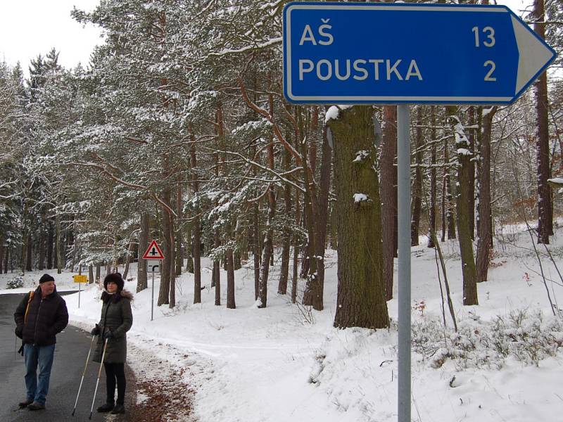 NADŠENCI z Občanského sdružení při Základní škole Františkovy Lázně pořádali už třetí ročník ´Silvestrovského pochodu pro radost´. Trasa vedla od františkolázeňské školy na Seeberg a zpět. Desítky účastníků se skvěle protáhly před večerním slavením. 