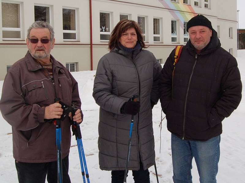 NADŠENCI z Občanského sdružení při Základní škole Františkovy Lázně pořádali už třetí ročník ´Silvestrovského pochodu pro radost´. Trasa vedla od františkolázeňské školy na Seeberg a zpět. Desítky účastníků se skvěle protáhly před večerním slavením. 