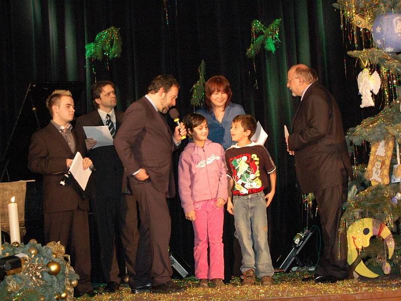 Patnáctý ročník charitativního Vánočního koncertu spojený s  vyhodnocením  celorepublikové soutěže dětí O nejkrásnější vánoční ozdobu.