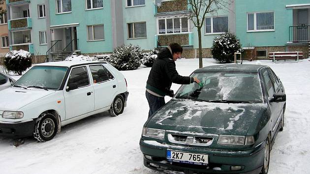 V sobotu dopoledne byly takřka všechny komunikace v lázních schůdné a průjezdné. Menší problémy registrovali pouze řidiči nevlastnící garáže. Zdržovalo je odstraňování sněhu a zmrazků ze skel jejich vozidel.