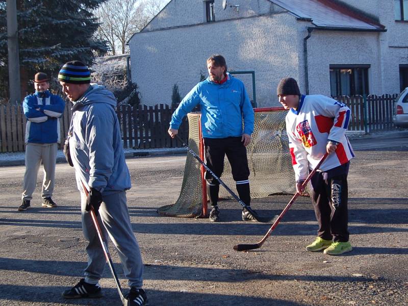 HOKEJ nesmí na silvestra v Milíkově chybět. 