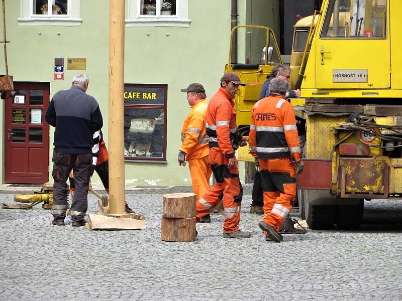 Pracovníci chebského infocentra a Chebských technických služeb postavili májku na chebském náměstí. 