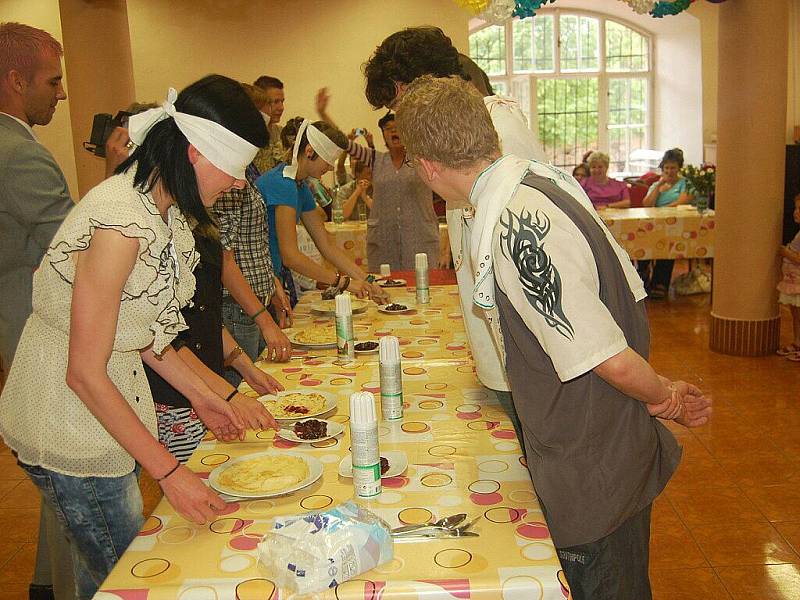 Studenti chebské Integrované střední školy si připravili se svými vychovateli a učiteli opět pestrý a zábavný program v budově bývalého Country Clubu. Konal se zde v pořadí již devátý ročník akce s názvem Intršou. 