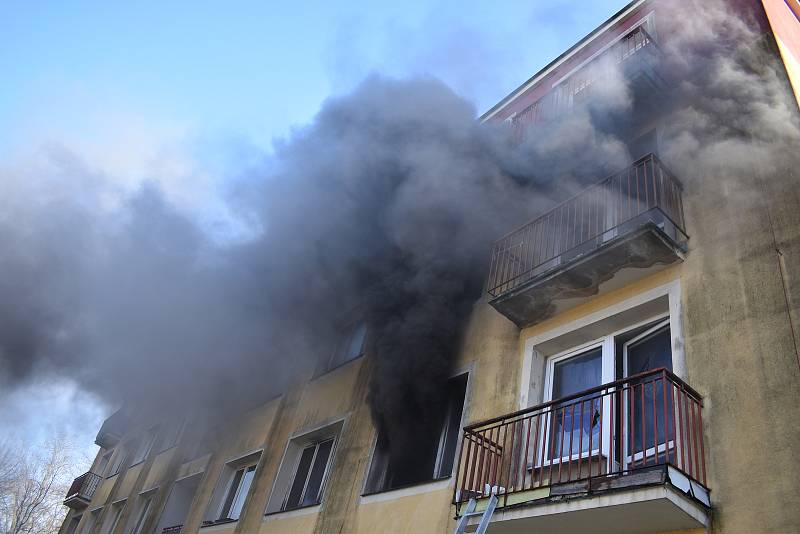 Hasiči zkoušeli Cobru v hořícím panelovém domě, který jim poskytlo město Cheb