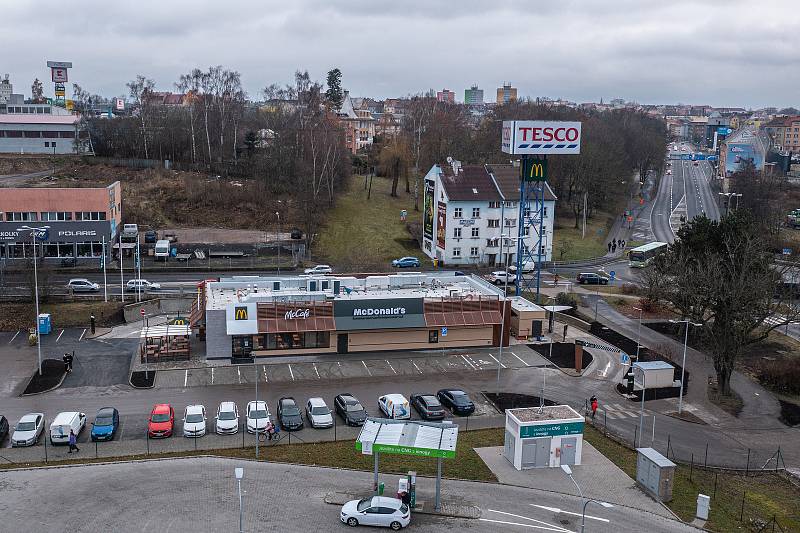 V centru Chebu se v pátek 17. prosince otevřely dveře restaurace McDonald’s. Ta nabízí 90 míst k  sezení uvnitř padesát osm míst na zahrádce, moderní interiér, digitální objednávkové kiosky i objednávky z auta - McDrive.