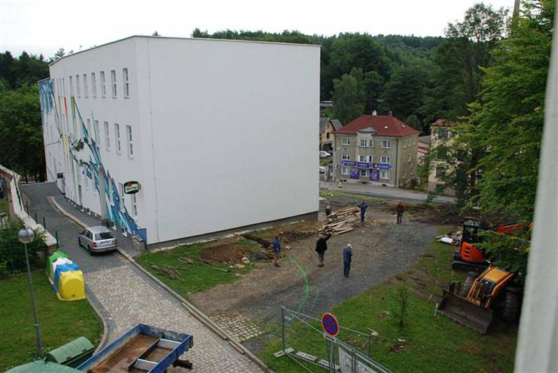 Aš - Přeměna části kulturního centra LaRitma v Aši na základní uměleckou školu pokračuje. Už proběhly bourací práce, odstraňování pařezů a dalších zbytků zeleně a hotové je také hloubení základů.