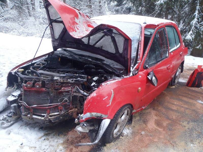 K nehodě jednoho osobního auta vyjížděli hasiči ze stanice Kraslice a dobrovolní hasiči z Lubů. Na silnici pokryté sněhem z Kraslic na Luby narazilo osobní auto do betonového sloupu, který po nárazu spadl. Naštěstí spadl těsně mimo vozidlo. 