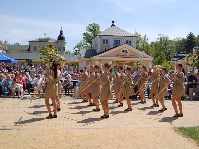  Start do lázeňské sezóny mají za sebou  úspěšně také Františkovy Lázně. V krásném, slunečném počasí se pobavily tisícovky hostů. Mezi nimi si užíval také politik Jiří Paroubek. 