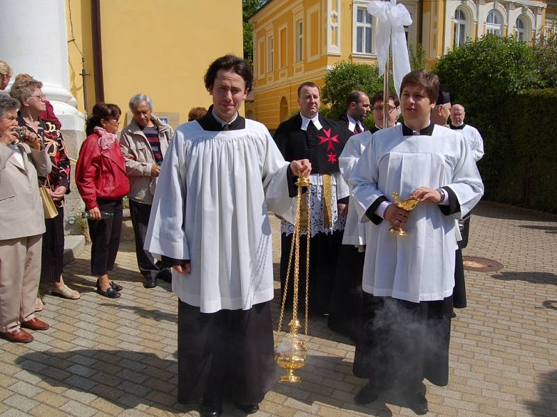  Start do lázeňské sezóny mají za sebou  úspěšně také Františkovy Lázně. V krásném, slunečném počasí se pobavily tisícovky hostů. Mezi nimi si užíval také politik Jiří Paroubek. 