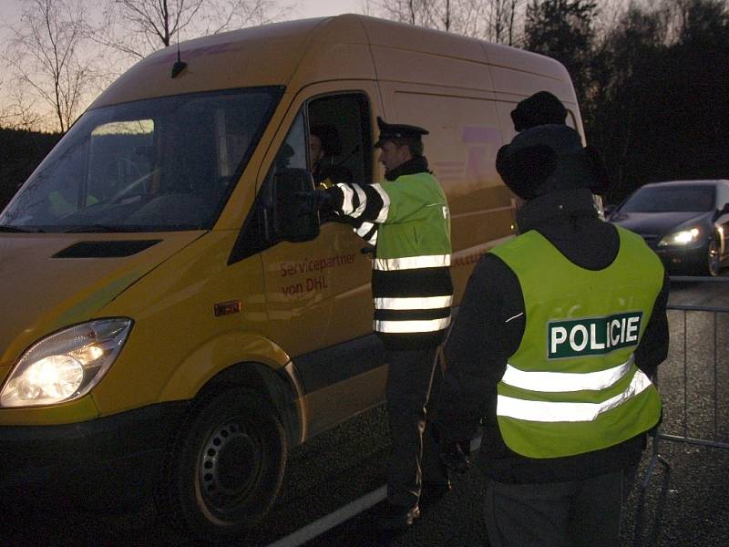 POLICISTÉ kontrolovali projíždějící automobily například na hraničním přechodu v Pomezí nad Ohří. 