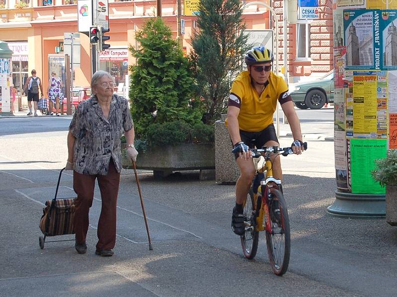 Kola na pěší zónu nepatří. Chebští strážníci se v létě zaměří na jednání cyklistů