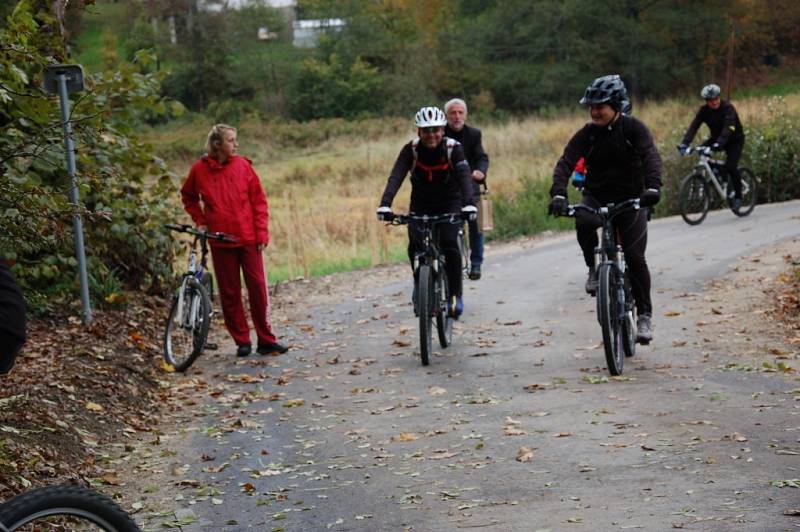 CYKLISTÉ, kteří přišli slavnostně otevřít novou cyklostezku z Doubravy u Aše do Saska, měli možnost ji ihned vyzkoušet. 