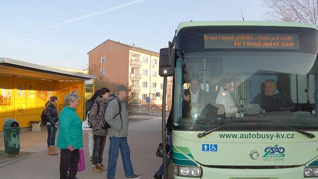 FRANTIŠKOLÁZEŇSKÝ ´SENIORBUS´ KONČÍ. Důchodci z Františkových Lázní o výhodné cestování zdarma do Chebu však nepřijdou. Naopak jim přibyly spoje.