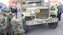 ORIGINÁLNÍ BOJOVÁ TECHNIKA projela v rámci oslav 72. výročí osvobození Karlovarským krajem. Zastávku si military convoy udělal tradičně i v Teplé, kde si všichni mohli vozidla prohlédnout.