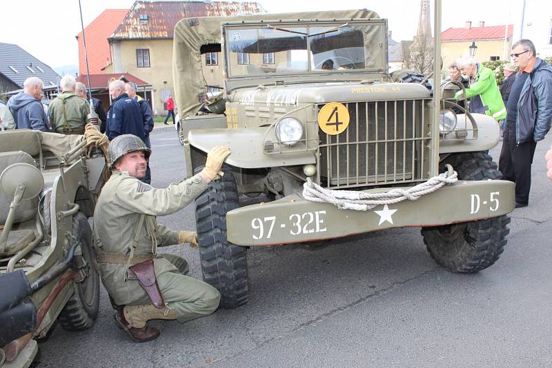 ORIGINÁLNÍ BOJOVÁ TECHNIKA projela v rámci oslav 72. výročí osvobození Karlovarským krajem. Zastávku si military convoy udělal tradičně i v Teplé, kde si všichni mohli vozidla prohlédnout.