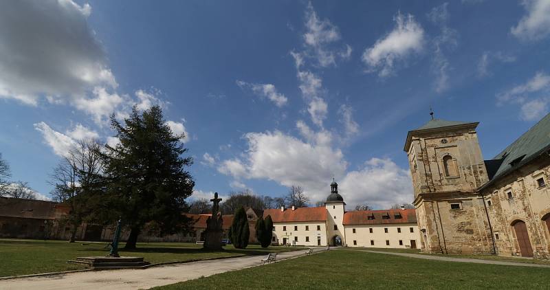 Lázeňská místa v Mariánských Lázních, Konstantinových Lázních a nádvoří tepelského kláštera zela na Veliký pátek prázdnotou.