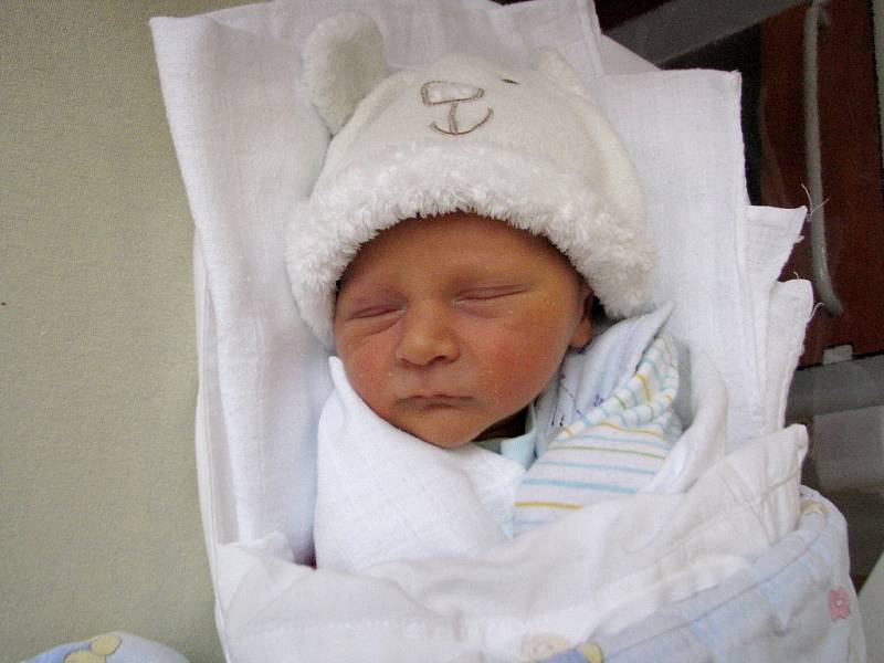 THEODOR OLIVER se narodil 21. března v 17.15 hodin v plzeňské fakultní nemocnici. Narodil se váhou 3 180 gramů a mírou 50 centimetrů. Na světě svého prvorozeného syna přivítali maminka Štěpánka a tatínek Alois Sauerovi  z Chebu.
