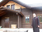 Klášter, který je podle pravoslavné terminologie monastýr zasvěcený svátku Proměnění Páně, budují pravoslavní v Těšově u Milíkova. 