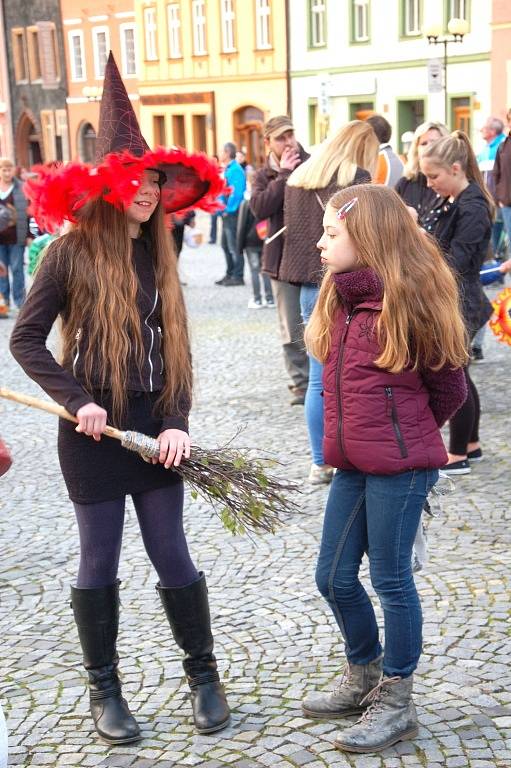 Tradiční lampionový průvod se o víkendu vydal z chebského náměstí do areálu Krajinky. Akci oživil také chebský Mládežnický dechový orchestr. 