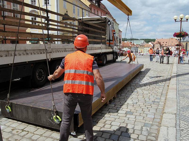 Umělecký artefakt nazvaný Brána času celkem za tři miliony korun instalovali pracovníci společnosti Algon na konci zrekonstruované chebské pěší zóny