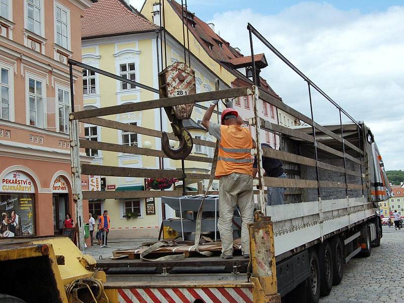 Umělecký artefakt nazvaný Brána času celkem za tři miliony korun instalovali pracovníci společnosti Algon na konci zrekonstruované chebské pěší zóny