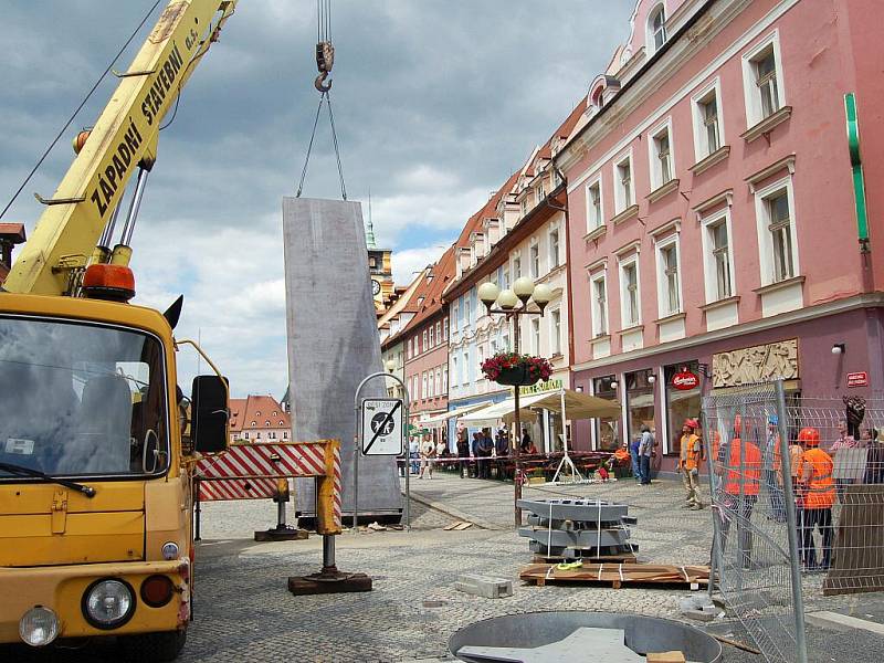 Umělecký artefakt nazvaný Brána času celkem za tři miliony korun instalovali pracovníci společnosti Algon na konci zrekonstruované chebské pěší zóny