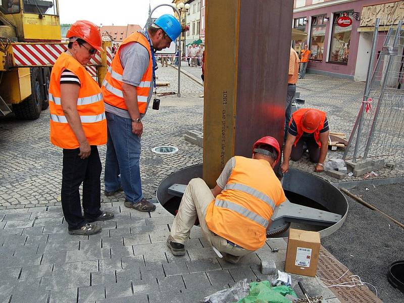 Umělecký artefakt nazvaný Brána času celkem za tři miliony korun instalovali pracovníci společnosti Algon na konci zrekonstruované chebské pěší zóny