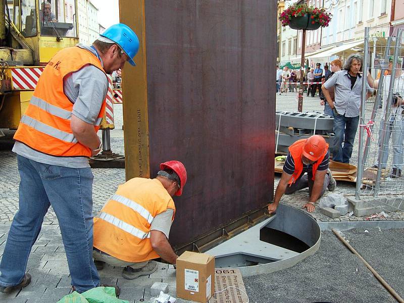 Umělecký artefakt nazvaný Brána času celkem za tři miliony korun instalovali pracovníci společnosti Algon na konci zrekonstruované chebské pěší zóny