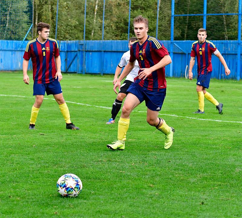 Jedenáct branek obdržel novorolský FK v rámci derby na půdě nejdeckého FK (v bílém), čímž si připsal na účet pátou podzimní porážku.