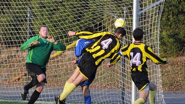  Fotbalisté Tlučné (v pruhovaných dresech) sesadili tým VS Plzeň z prvního místa v I. B třídě skupiny C poté, co ho doma porazili v posledním podzimním kole 3:2.