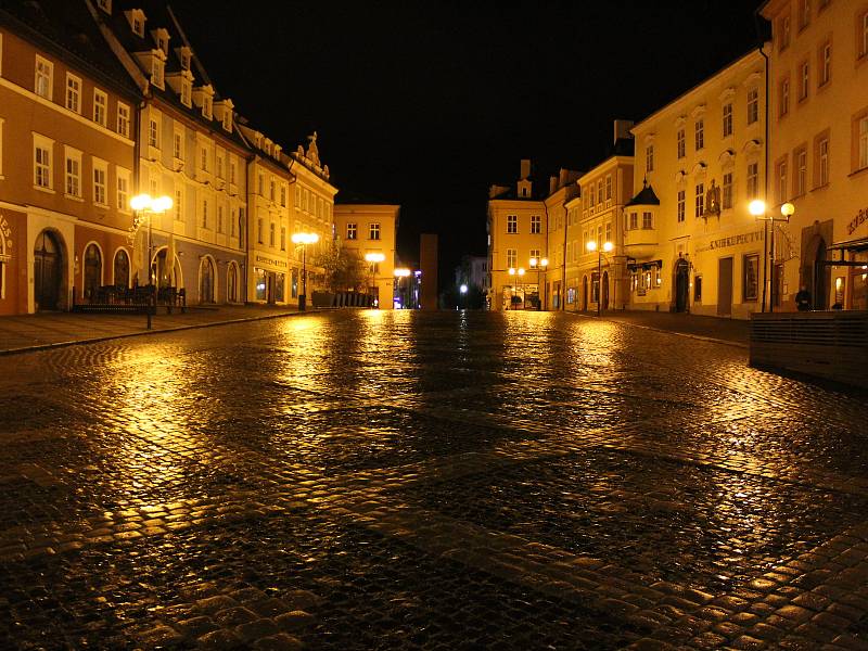 Po 21. hodině bylo centrum Chebu naprosto vylidněné.