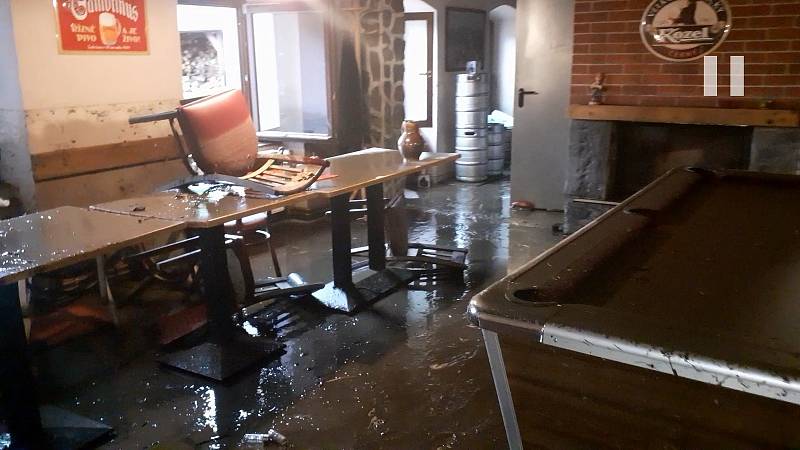 Blesková povodeň vyplavila Restauraci & Penzion Magdalena v centru historické Doubravy na Ašsku.
