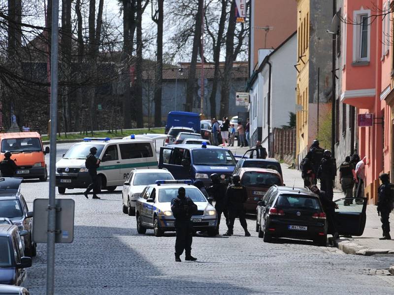 Policisté zasahovali v ašské ulici Gustava Geipela. 