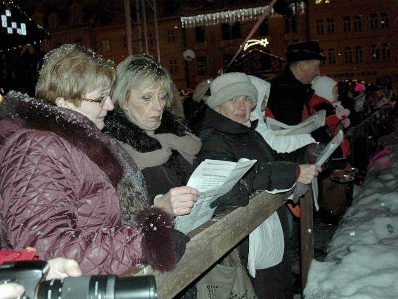  Lidé v Karlovarském kraji si společně zazpívali s Deníkem a rádiem Impuls. I na chebském náměstí se konala akce Česko zpívá koledy. 