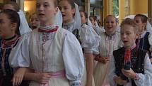 MARIÁNKY PATŘILY FOLKLORU. Mezinárodní folklorní festival Mariánský podzim se tradičně uskutečnil v Mariánských Lázních. Kromě vystoupení na kolonádě nebo v anglikánském kostele měli místní i hosté možnost spatřit krásu lidových krojů při průvodu městem. 