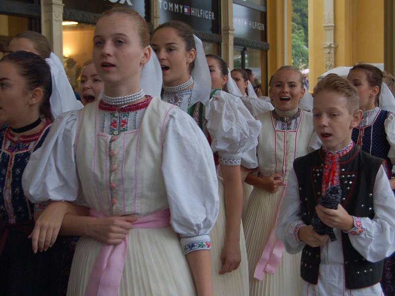 MARIÁNKY PATŘILY FOLKLORU. Mezinárodní folklorní festival Mariánský podzim se tradičně uskutečnil v Mariánských Lázních. Kromě vystoupení na kolonádě nebo v anglikánském kostele měli místní i hosté možnost spatřit krásu lidových krojů při průvodu městem. 