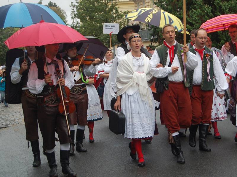 MARIÁNKY PATŘILY FOLKLORU. Mezinárodní folklorní festival Mariánský podzim se tradičně uskutečnil v Mariánských Lázních. Kromě vystoupení na kolonádě nebo v anglikánském kostele měli místní i hosté možnost spatřit krásu lidových krojů při průvodu městem. 