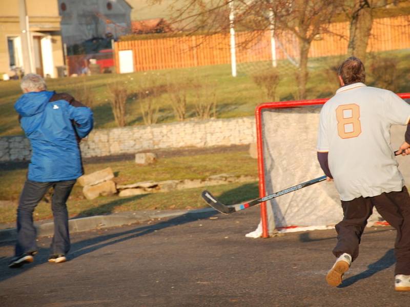 Milíkovští hokejisté přivítali nový rok tradičním utkáním.