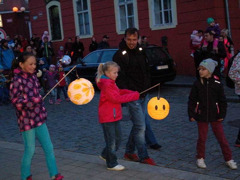 Tradiční lampionový průvod se o víkendu vydal z chebského náměstí do areálu Krajinky. Akci oživil také chebský Mládežnický dechový orchestr. 
