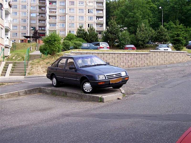 Z archívu Chebského deníku. Kvůli nedostatku parkovacích míst parkují řidiči kde se dá