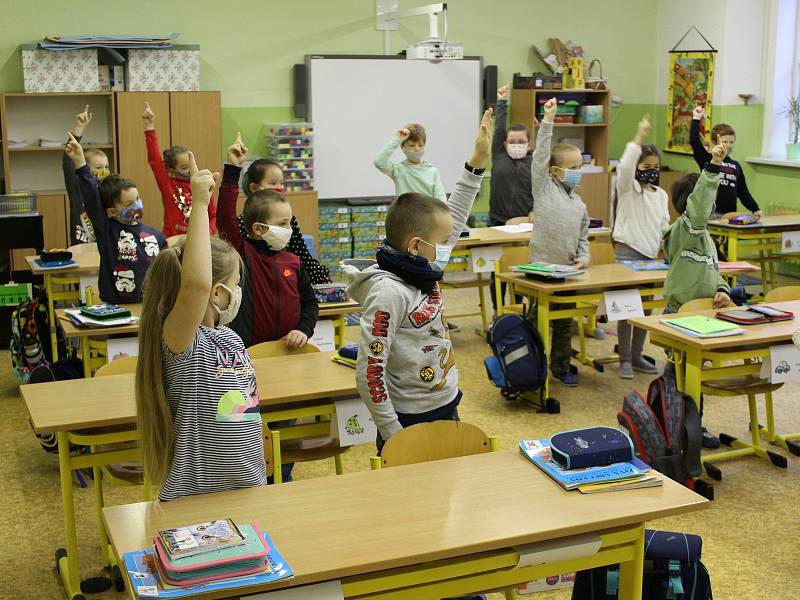 Do školních lavic usedli ve středu ráno i žáci ve 2. základní škole v Chebu.