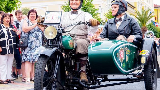 Uplynulé tři dny patřily 15. ročníku Karlovarské Sanssouci Veteran Rallye. Ta projela všemi třemi okresy Karlovarského kraje. V sobotu si mohli nablýskané jednostopé a dvoustopé skvosty užít i návštěvníci Františkových Lázní. 