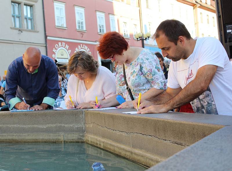 Kvůli hrozbě návratu hazardu do města uspořádala opoziční strana demonstraci před chebskou radnicí, které se zúčastnilo kolem dvou set lidí.