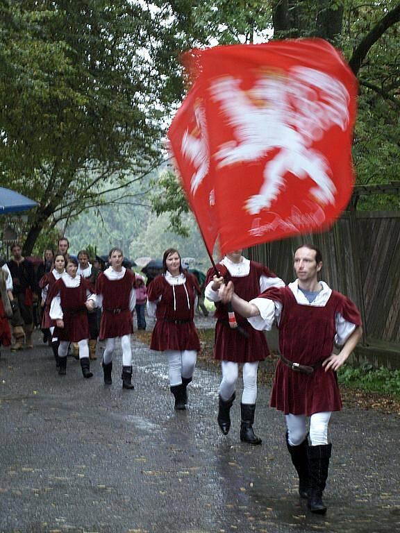 Svatováclavské setkání v Mariánských Lázních letos přilákalo i přes nepříznivé počasí mnoho lidí.