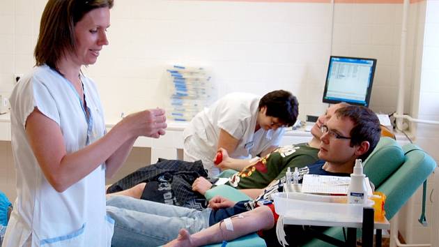 Zachránit někomu život s takovým přáním přišly na transfuzní stanici Nemocnice Cheb desítky studentů. Konal se tam totiž již 42. Kýbl akademické krve. 