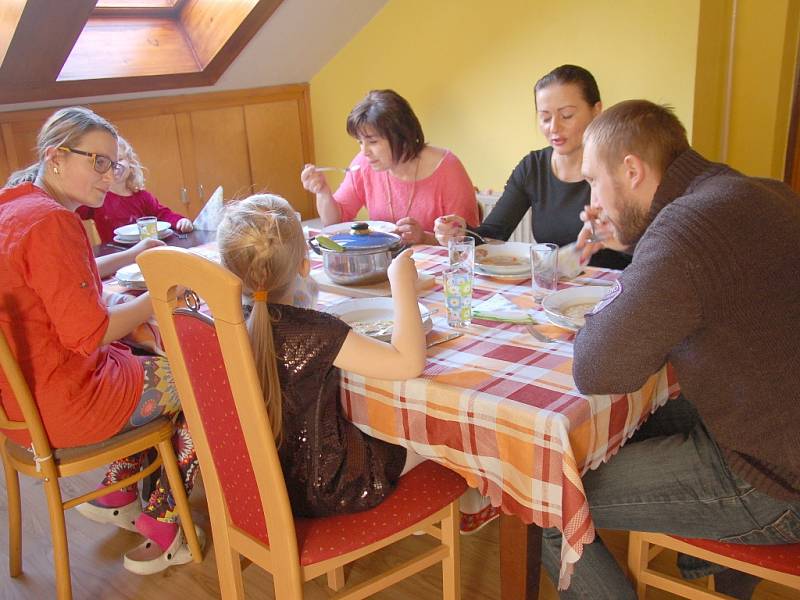 Další ročník úspěšného projektu Rodina Odvedle se uskutečnil v chebských rodinách.