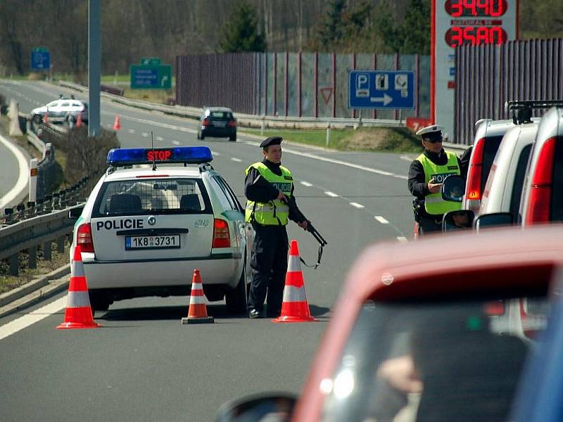 Kvůli závažnému trestnému činu znásilnění, po kterém odjel pachatel automobilem, udělali policisté uzávěry po celém kraji, Chebsko nevyjímaje