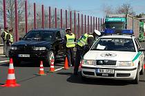 Kvůli závažnému trestnému činu znásilnění, po kterém odjel pachatel automobilem, udělali policisté uzávěry po celém kraji, Chebsko nevyjímaje