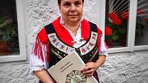 Dana Chlupová z Lokte, která plete tradiční Egerländer Trachtenfibel, neboli chebské punčošky a podkolenky.